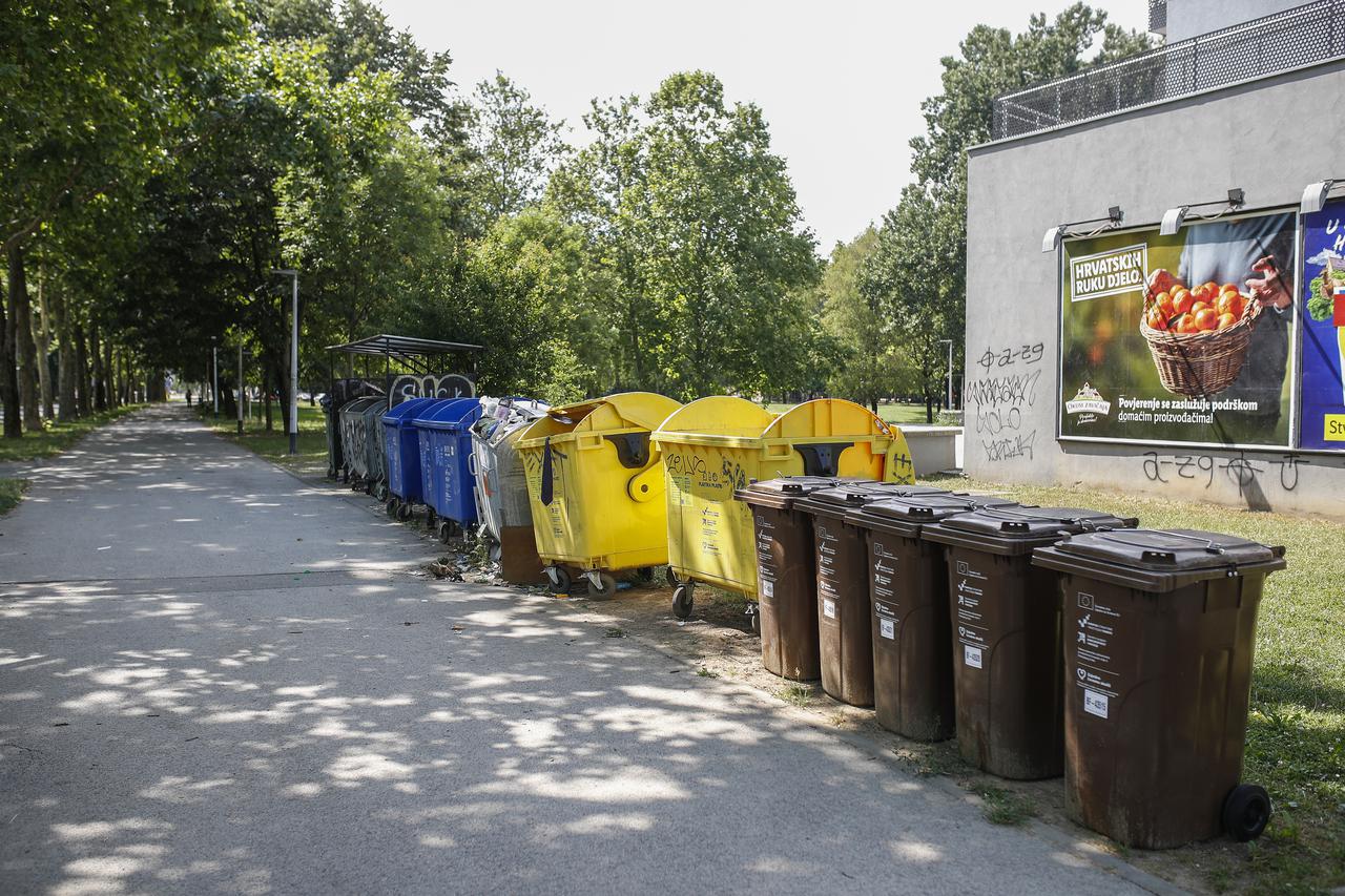 Zagreb: Prepune kante smeća čekaju odvoz komunalaca