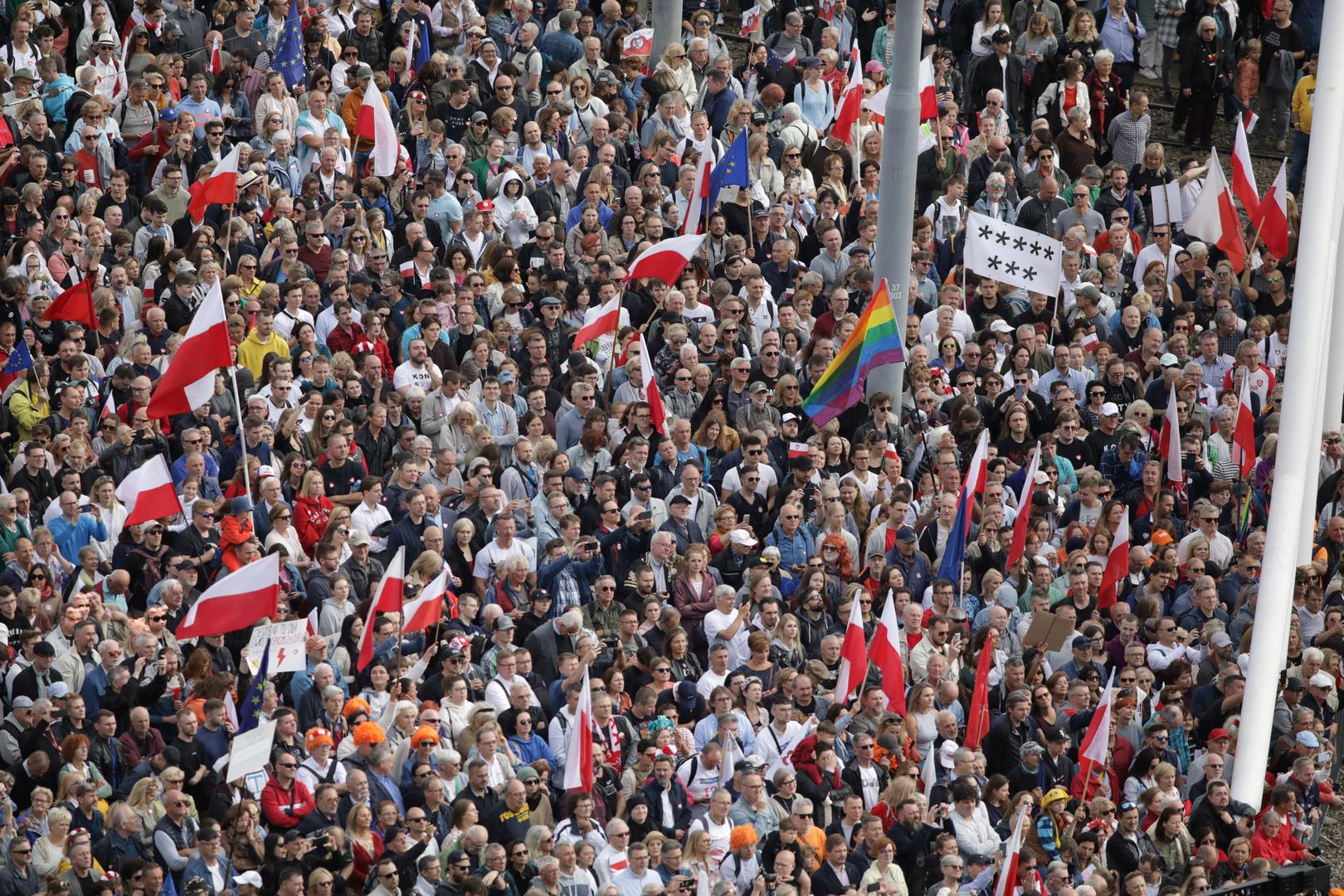 Participants attend the "March of a Million Hearts" rally, organised by the Civic Coalition opposition parties, two weeks ahead of the parliamentary election, in Warsaw, Poland October 1, 2023. Agencja Wyborcza.pl/Maciek Jazwiecki via REUTERS ATTENTION EDITORS - THIS IMAGE WAS PROVIDED BY A THIRD PARTY. POLAND OUT. NO COMMERCIAL OR EDITORIAL SALES IN POLAND. Photo: Maciek Jazwiecki/AGENCJA WYBORCZ/REUTERS