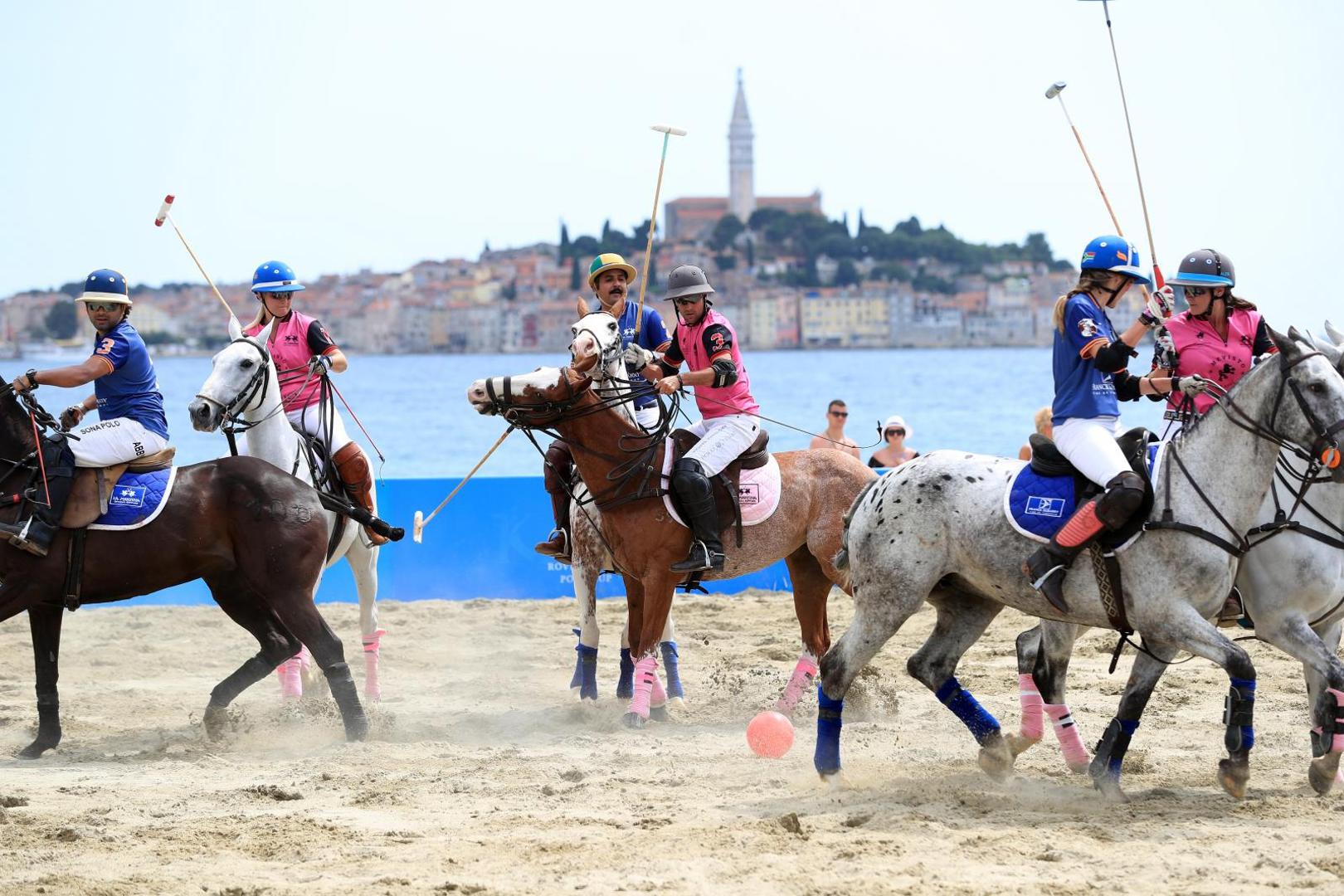 Treće izdanje međunarodnog turnira Rovinj Beach Polo Cup ovog vikenda okupilo je šest međunarodnih timova s više od 60 argentinskih konja, te privuklo oko 18 tisuća gostiju.