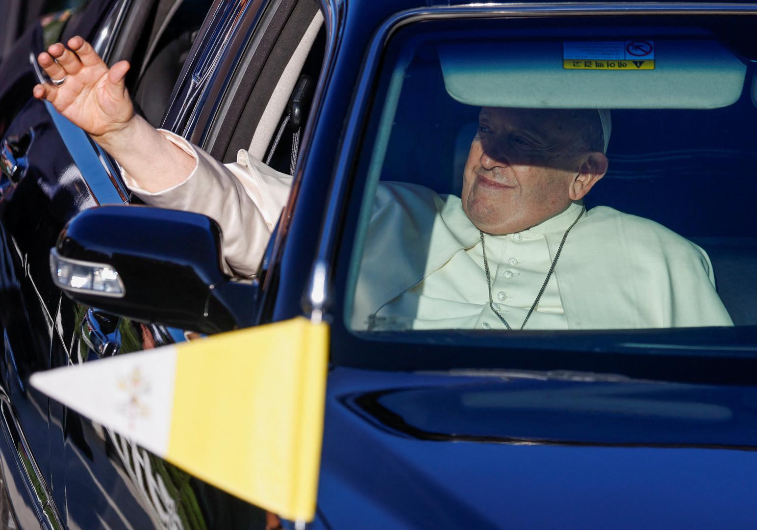 Pope Francis waves on the day he meets with bishops, priests, missionaries, consecrated persons and pastoral workers at Saints Peter and Paul Cathedral, during his Apostolic Journey in Ulaanbaatar, Mongolia September 2, 2023. REUTERS/Carlos Garcia Rawlins Photo: Carlos Garcia Rawlins/REUTERS