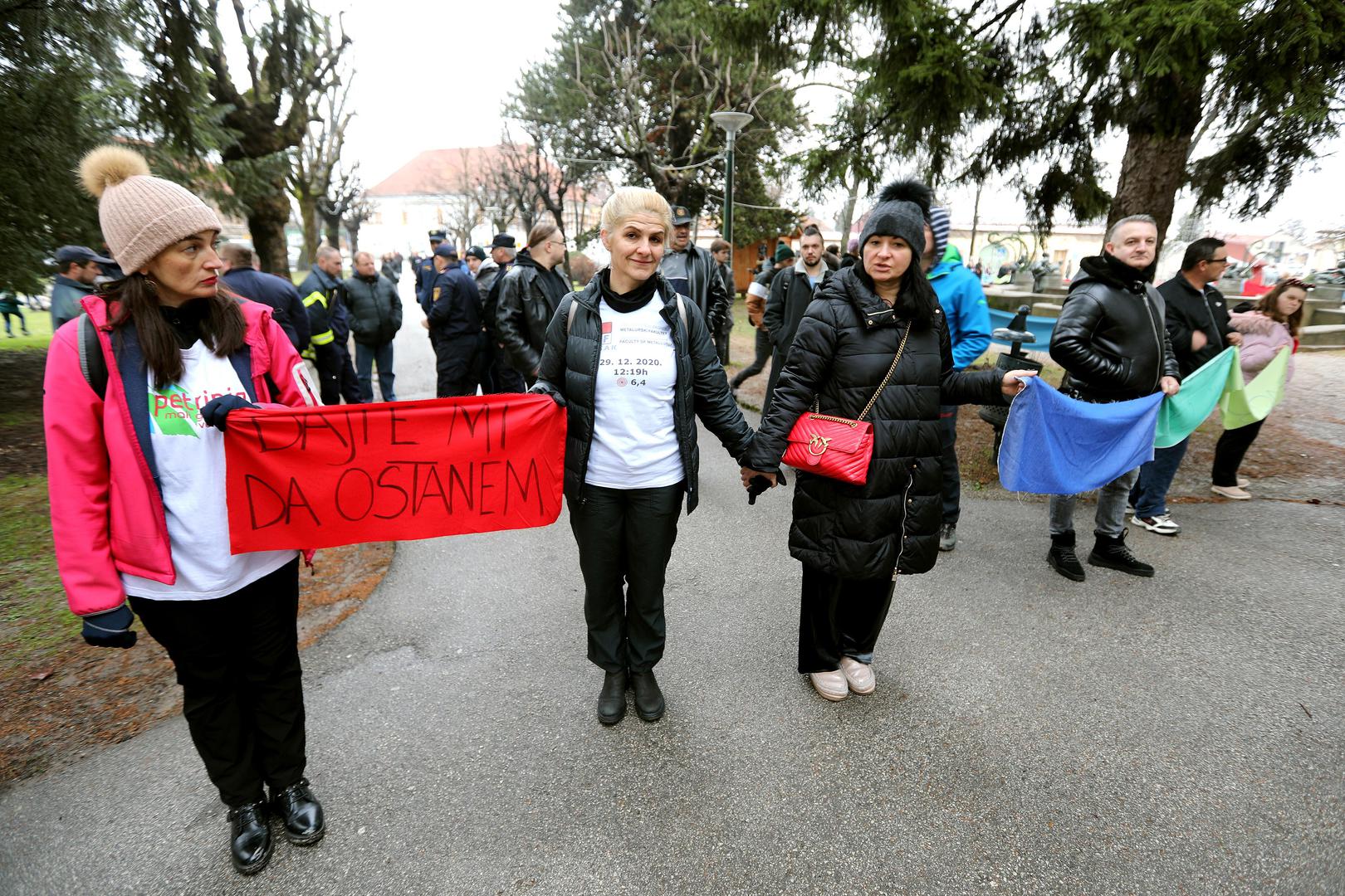 "Obnova sada", "Ne želim odrasti u ruševinama", "Di su pare?", "Dajte mi da ostanem", neke su od poruka napisanih na transparentima.