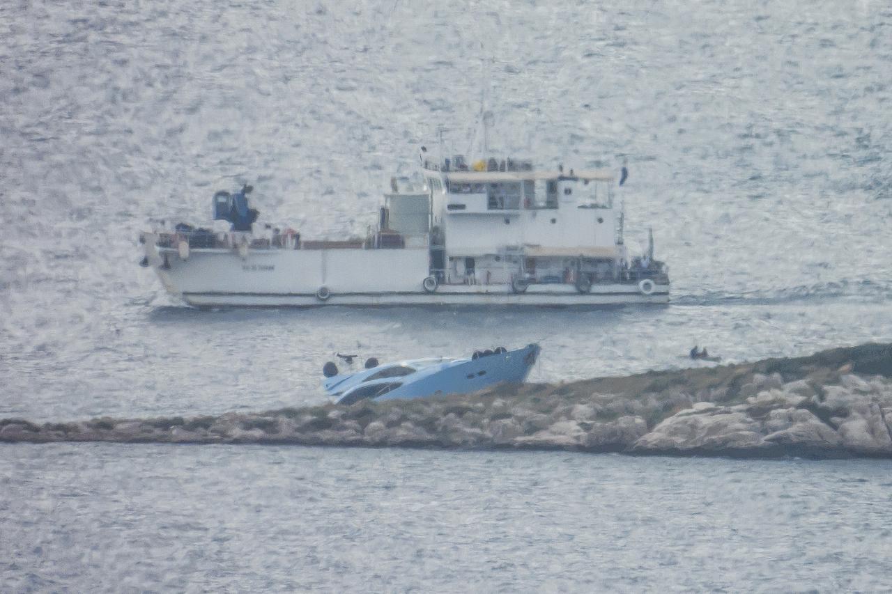 Na otočiću Pijavica u trogirskom akvatoriju nasukala se velika motorna jahta