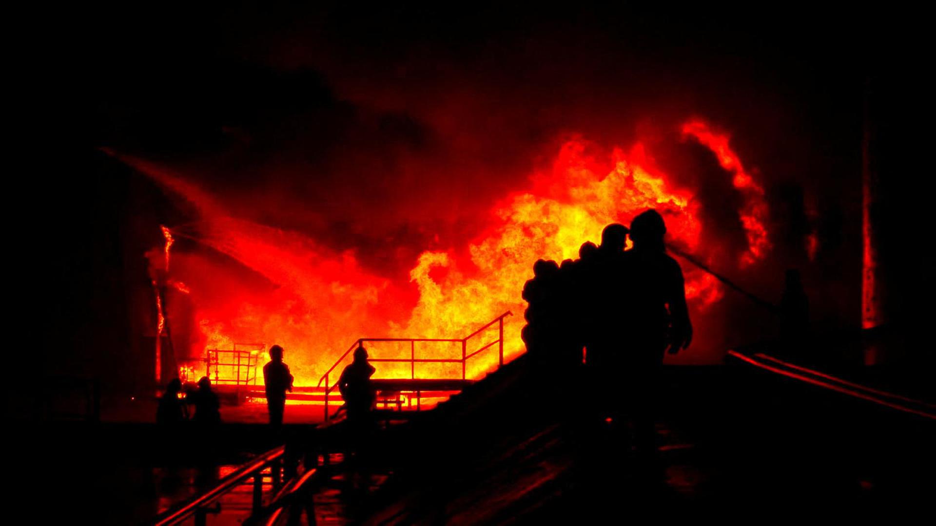 Rescuers work at a site of fuel storage facilities hit by cruise missiles, as Russia's attack on Ukraine continues, in Lviv, in this handout picture released March 27, 2022.  Press service of the State Emergency Service of Ukraine/Handout via REUTERS ATTENTION EDITORS - THIS IMAGE HAS BEEN SUPPLIED BY A THIRD PARTY. Photo: State Emergency Service/REUTERS