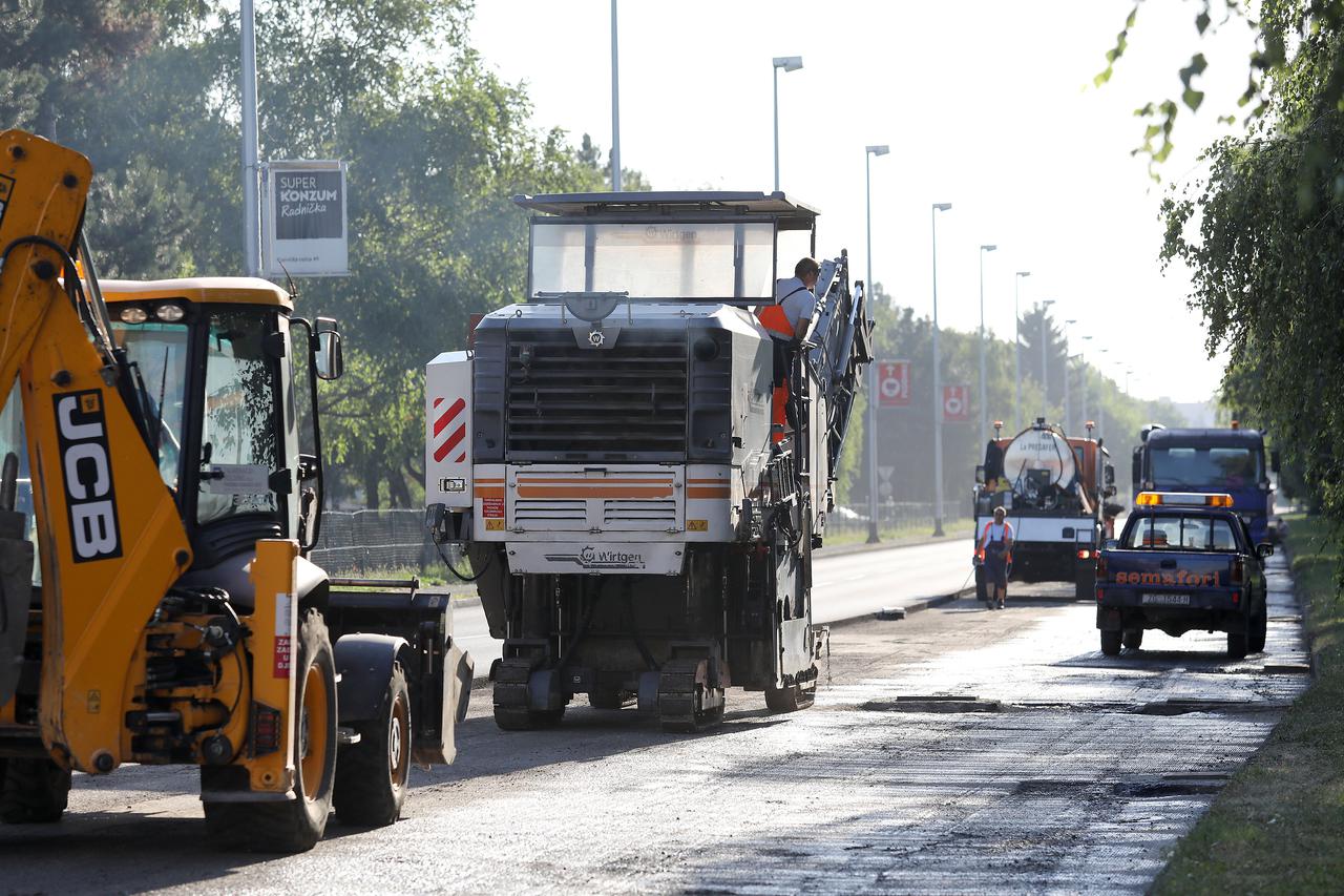 Radovi na uređenju kolnika Branimirove ulice u Zagrebu