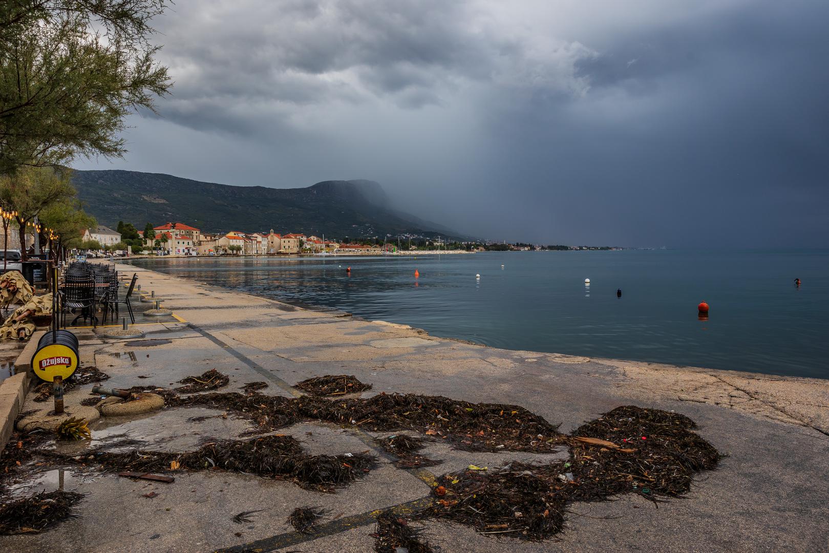 Izdana su upozorenja DHMZ-a, a najopasnije je u Dalmaciji zbog kiše i grmljavine, te na sjeveru Jadrana zbog jakog vjetra, zbog čega je upaljen narančasti meteoalarm. 