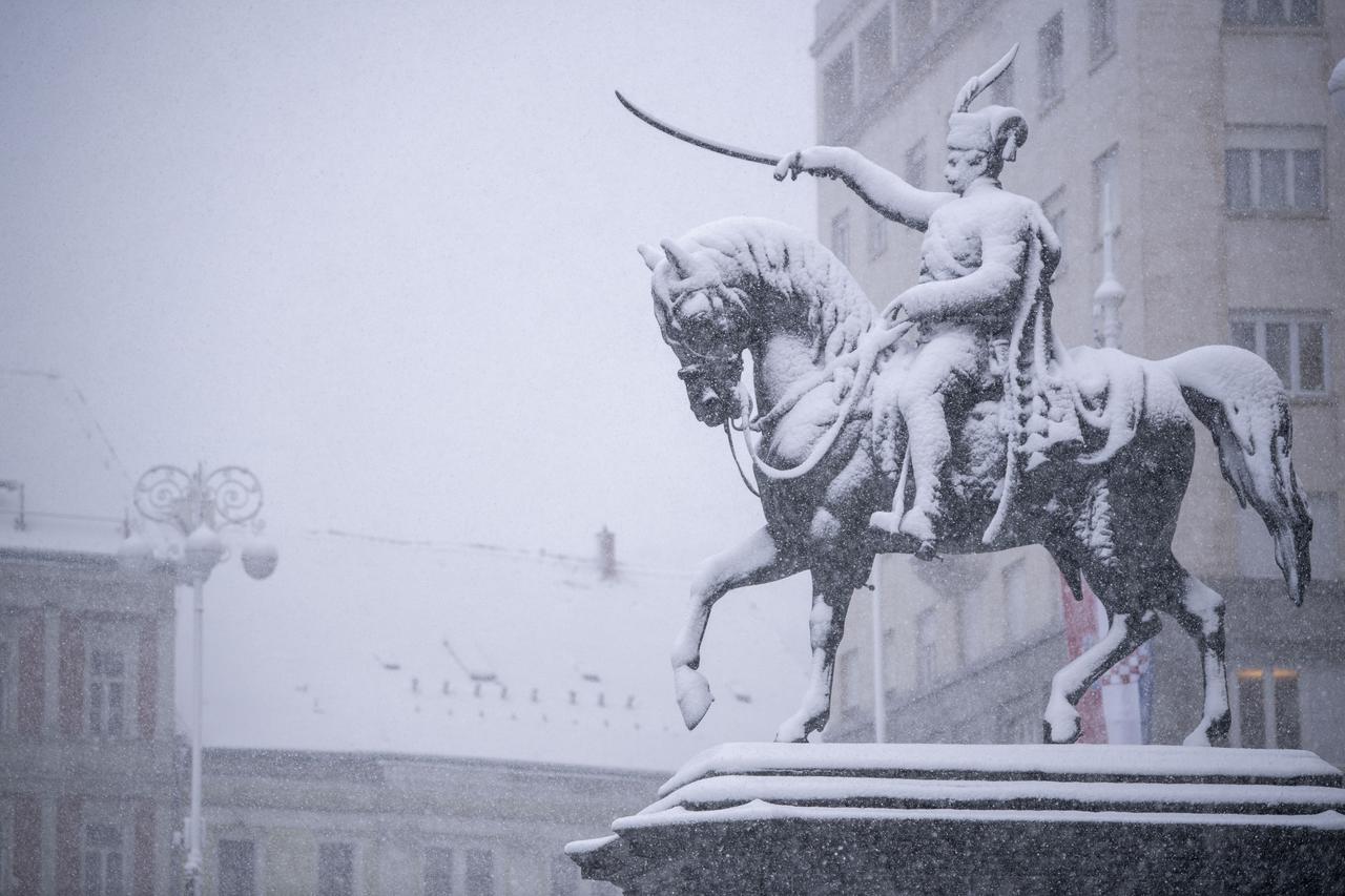 Zagreb: Snijeg ne prestaje padati