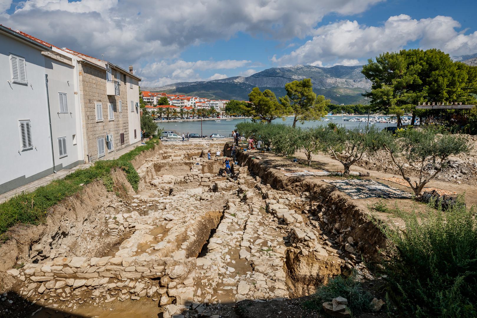 26.09.2024., Stobrec  - Prapovijesno Arheolosko nalaziste u centru Stobreca posjetila je ministrica Nina Obuljen Koezinek u pratnji Marine Ugarkovic. Photo: Zvonimir Barisin/PIXSELL