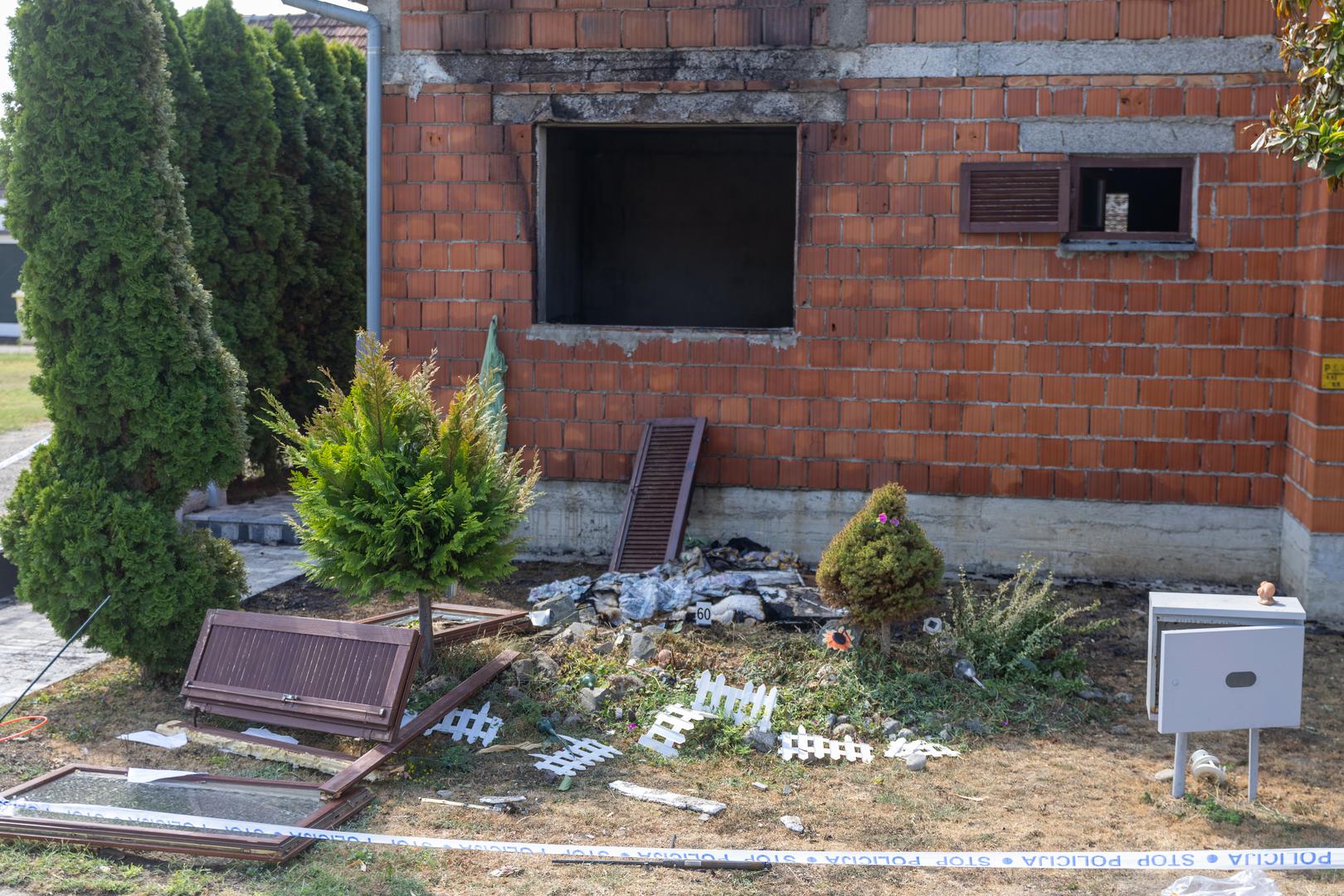 Kako bi odbio napad, jedan policijski službenik bio je prisiljen uporabiti vatreno oružje prema napadaču, javili su iz PU vukovarsko-srijemske. 