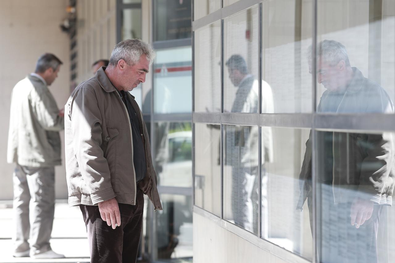 06.05.2014., Zagreb -  Gradjani gledaju ponudu poslova u izlogu Hrvatskog zavoda za zaposljavanje u Zvonimirovoj ulici. Photo: Davor Puklavec/PIXSELL