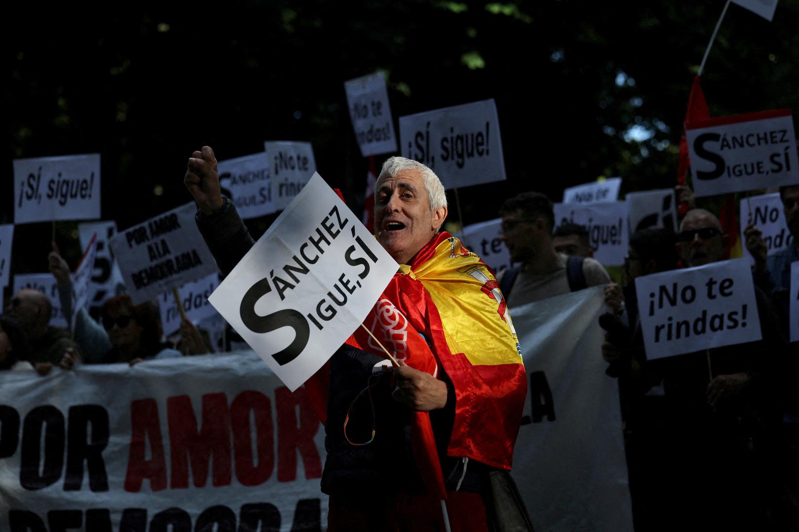 A man gestures as people march to show support for Spain's Prime Minister Pedro Sanchez, in Madrid, Spain, April 28, 2024. REUTERS/Violeta Santos Moura REFILE - QUALITY REPEAT Photo: VIOLETA SANTOS MOURA/REUTERS