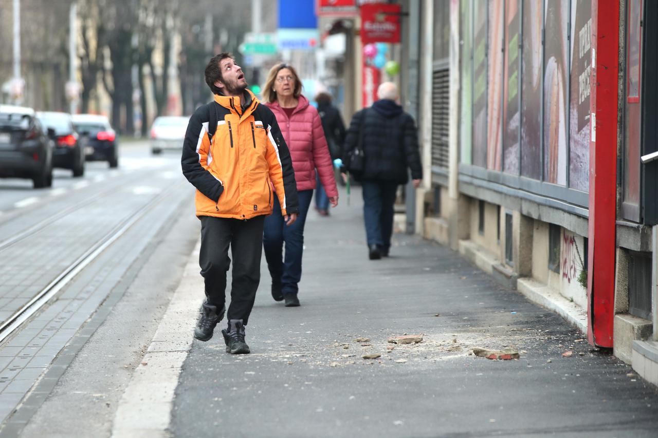 Zagreb: Prolaznici kod Ilice i Domobranske riskiraju život zbog opadanja žbuke sa zgrade