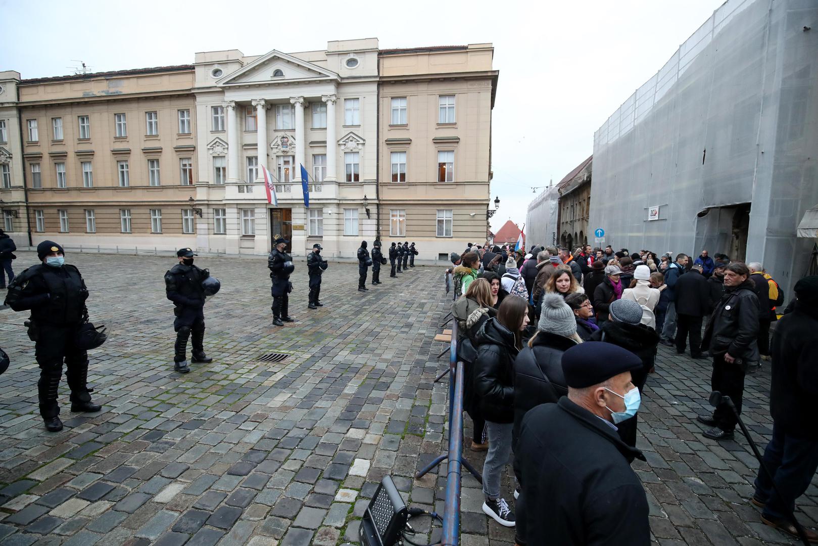 15.12.2021.,Zagreb - Na Markovu trgu poceli su se okupljat prosvjednici, a okupljanje budno prate brojni policijski sluzbenici.Prosvjednici ce svojim tijelima formirati bedem oko Markova trga 