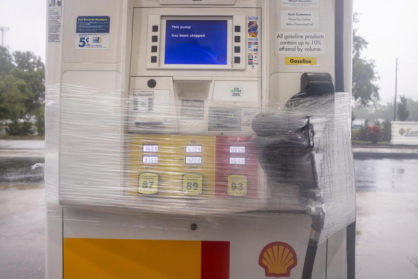 A fuel pump is wrapped closed at a Shell gas station during rain and wind from Hurricane Idalia in Clearwater, Florida, U.S., August 30, 2023. REUTERS/Adrees Latif Photo: ADREES LATIF/REUTERS