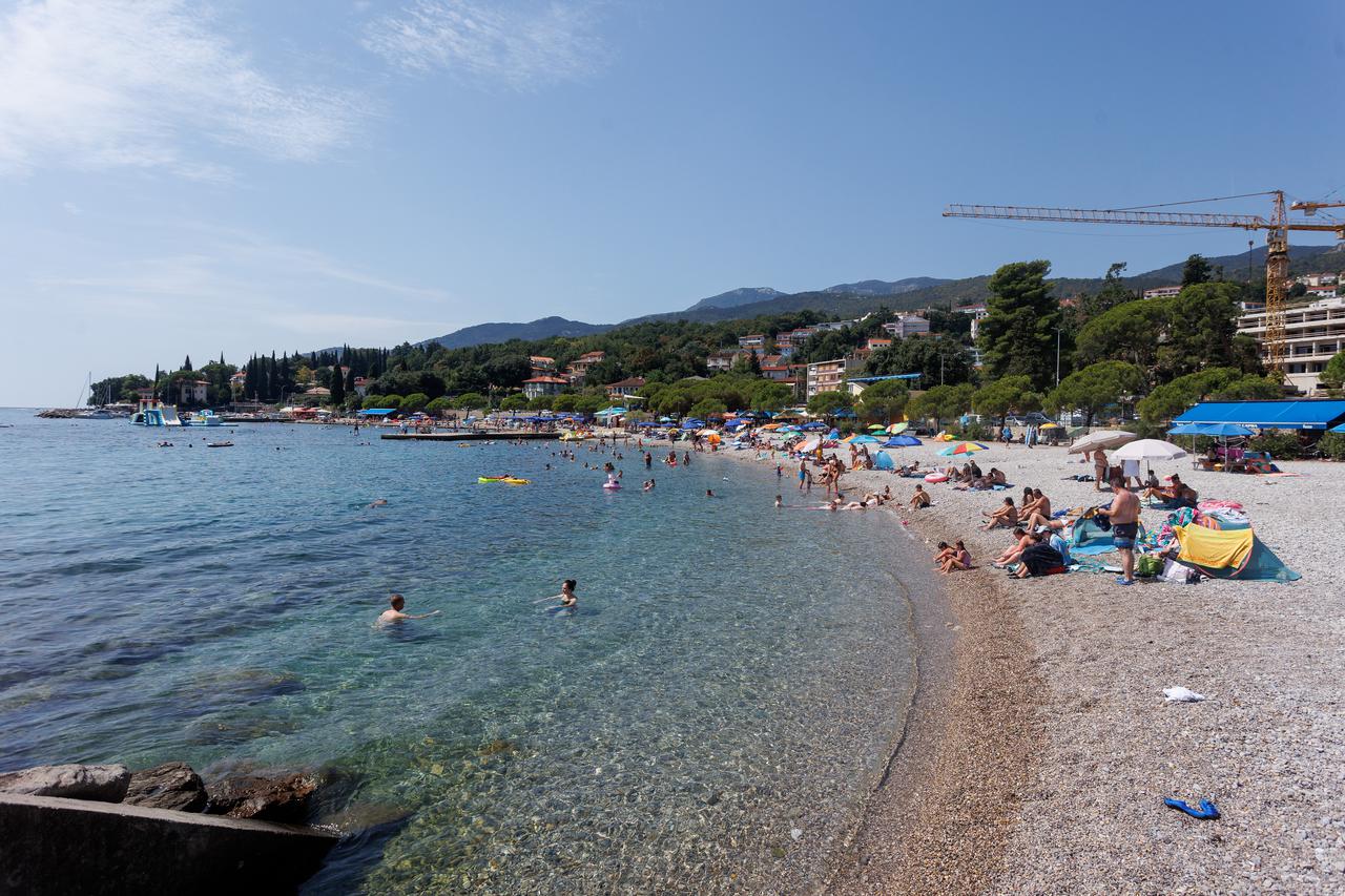 Osvježenje na plaži u Ičićima unatoč velikoj količini bakterije Escherichia coli