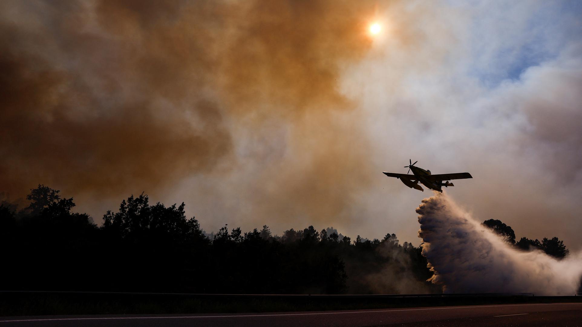 An airplane drops water on a wildfire along A25 Highway, near Freixiosa, Portugal, September 17, 2024. REUTERS/Susana Vera Photo: SUSANA VERA/REUTERS