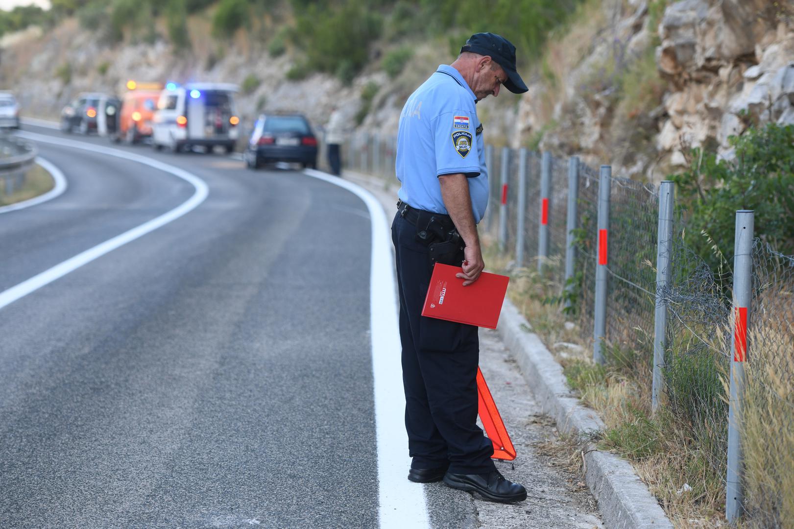 08.06.2021., Vrpolje - Automobil naletio na kamen koji je uslijed potresa pao na cestu kod Vrpolja. Photo: Hrvoje Jelavic/PIXSELL