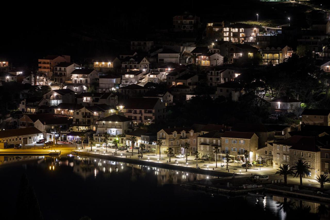 Panoramski pogled na Jelsu, gradić i luku na otoku Hvaru