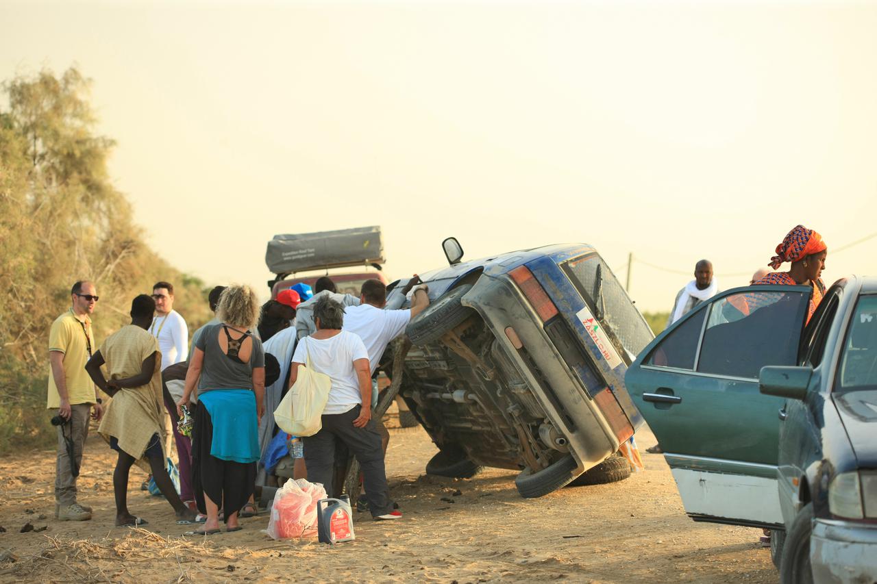 Rušili su nas s motora, varali na tržnici, spavali smo u radiopostaji, lokalce liječili antibioticima, poklanjali nogometne lopte i cijelo se vrijeme naš kadet opirao Africi