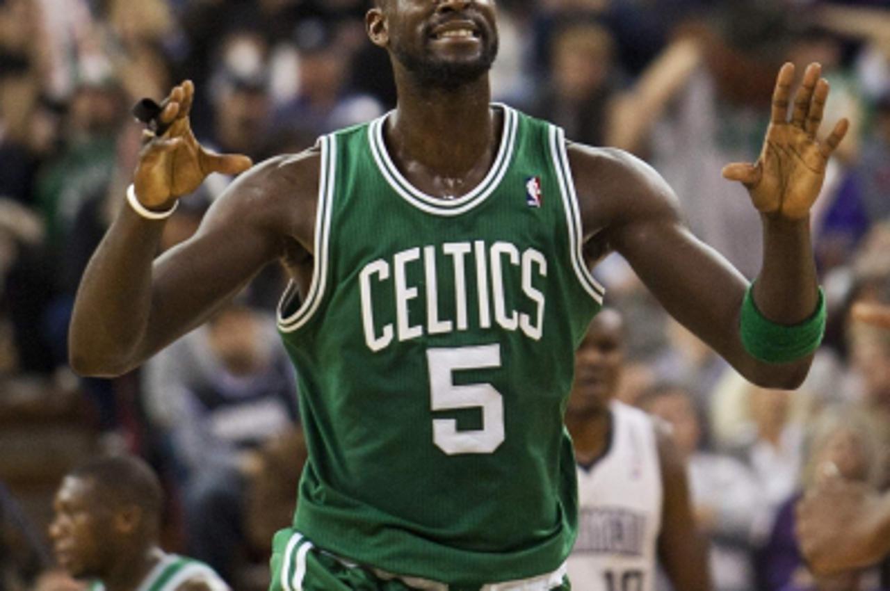 'Boston Celtics\' Kevin Garnett celebrates a win against the Sacramento Kings during the second half of their NBA basketball game in Sacramento, California February 1, 2011. REUTERS/Max Whittaker (UNI