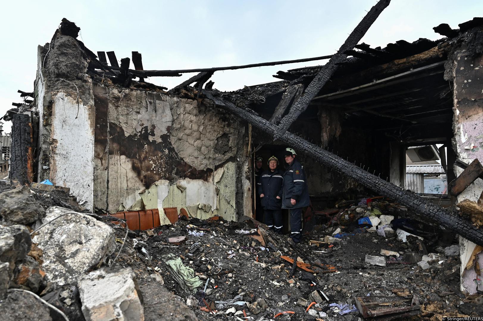 Rescuers are seen inside a residential house destroyed by a Russian missile strike, amid Russia's attack on Ukraine, in Zaporizhzhia, Ukraine April 9, 2023. REUTERS/Stringer Photo: Stringer/REUTERS