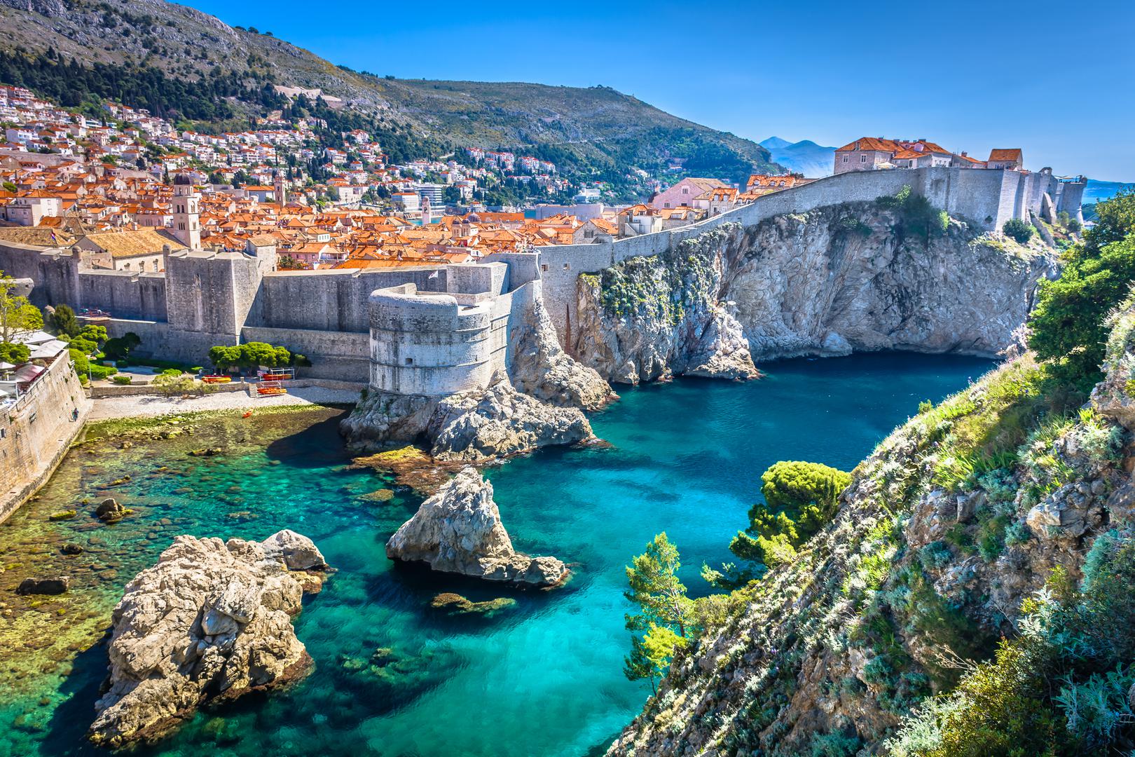 Dubrovačke zidine: Uspješan razvoj Dubrovnika u prošlosti bio je uvjetovan prvenstveno njegovim povoljnim geografskim položajem, te gospodarstvom temeljenim na pomorstvu i trgovačkoj djelatnosti. Pri ulasku u Jadransko more Dubrovnik je prva otočno zaštićena luka na pomorskom putu koji ide od istoka prema zapadu, s brzim pristupom zaleđu dolinom Neretve. Najnovija arheološka istraživanja pokazala su da je ispod današnjeg grada postojalo naselje iz 6. stoljeća, a vjerojatno i ranije. Proširuje se dolaskom Hrvata u 7. stoljeću, nakon napuštanja antičkog Epidaura (današnjeg Cavtata). Intenziviranje prometa između Istoka i Zapada tijekom i nakon križarskih ratova rezultiralo je u 12. i 13. stoljeću razvojem pomorskih i trgovačkih središta diljem Sredozemlja i Jadranskog mora. Dubrovnik je bio jedan od njih. Zadarski mir 1358. godine oslobodio je Dubrovnik od mletačke vlasti i bio je ključan za uspješan daljnji razvoj.