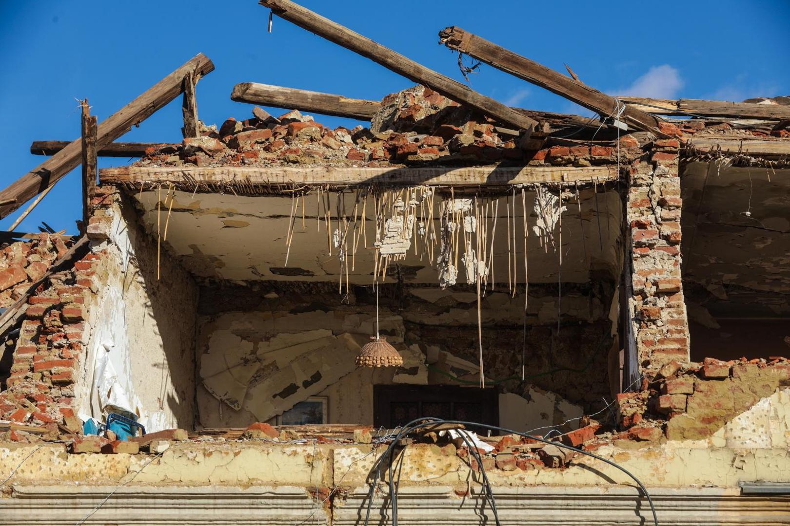 02.02.2021., Petrinja - Nakon tmurna i hladna vremena razrusenu Petrinju zagrijalo proljetno sunce. Prazan grad s pokojim prolaznikom djeluje sablasno.  
Photo: Robert Anic/PIXSELL