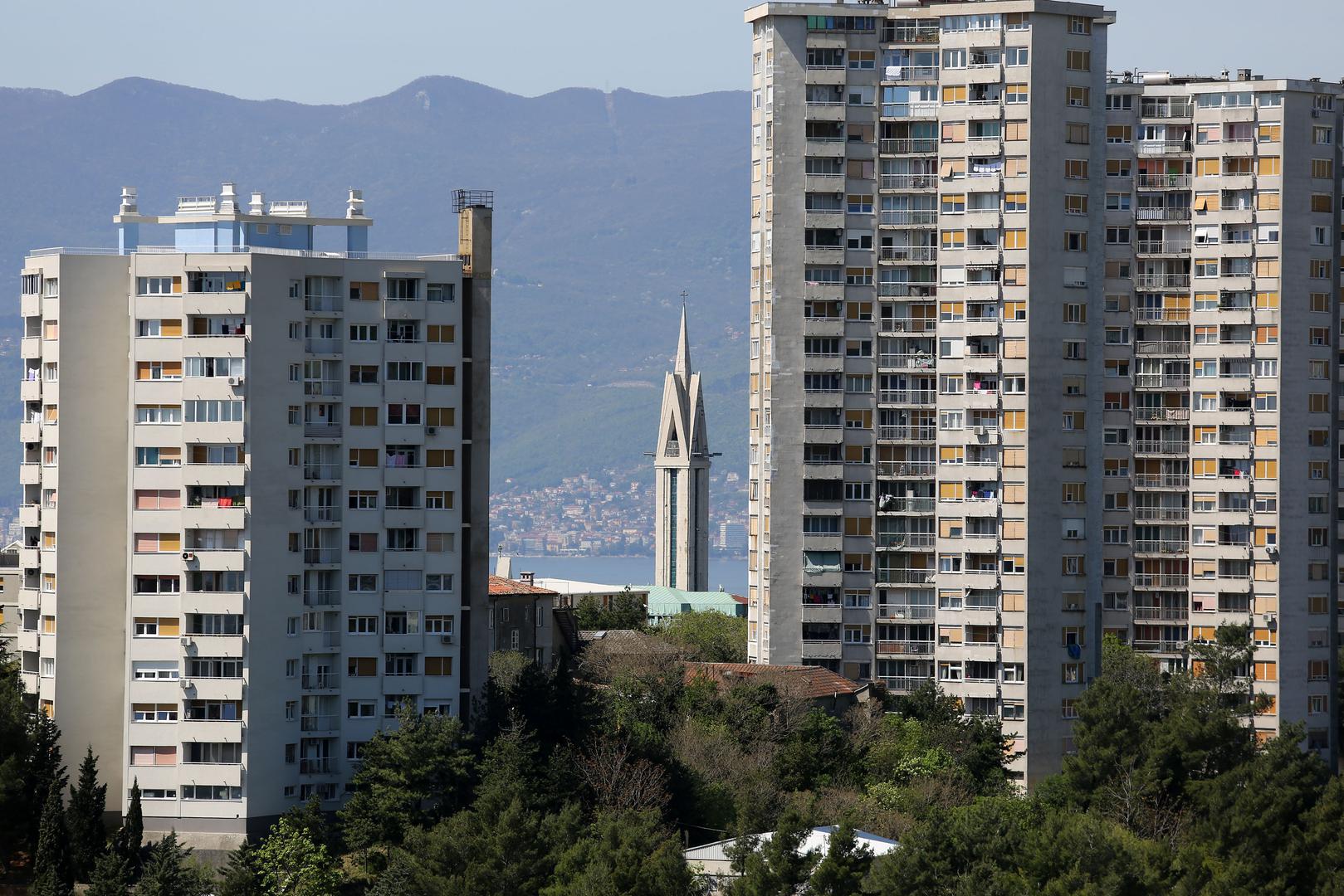 14. Neboder Jugolinije u Rijeci, visok 71 m, ima P+5+16 katova i izgrađen je 1975. godine. Kombinira stambene i poslovne prostore, jedan od najprepoznatljivijih nebodera u Rijeci.