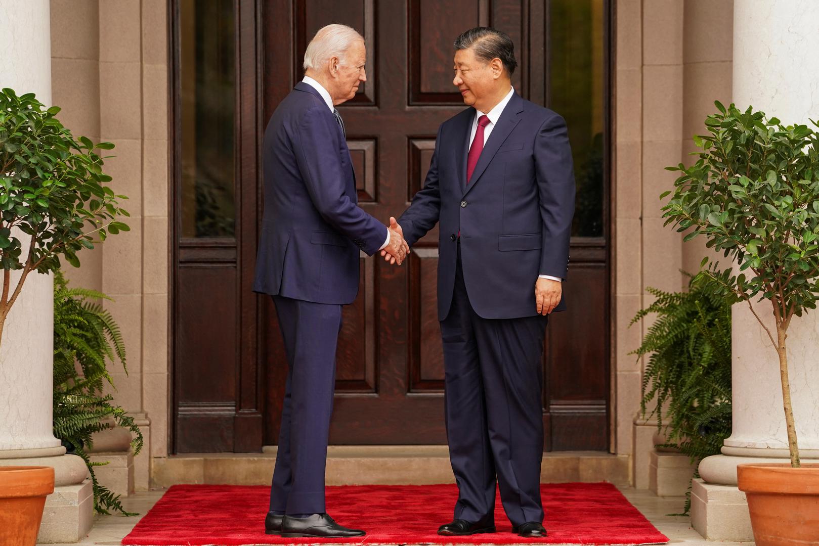 U.S. President Joe Biden shakes hands with Chinese President Xi Jinping at Filoli estate on the sidelines of the Asia-Pacific Economic Cooperation (APEC) summit, in Woodside, California, U.S., November 15, 2023. REUTERS/Kevin Lamarque Photo: KEVIN LAMARQUE/REUTERS