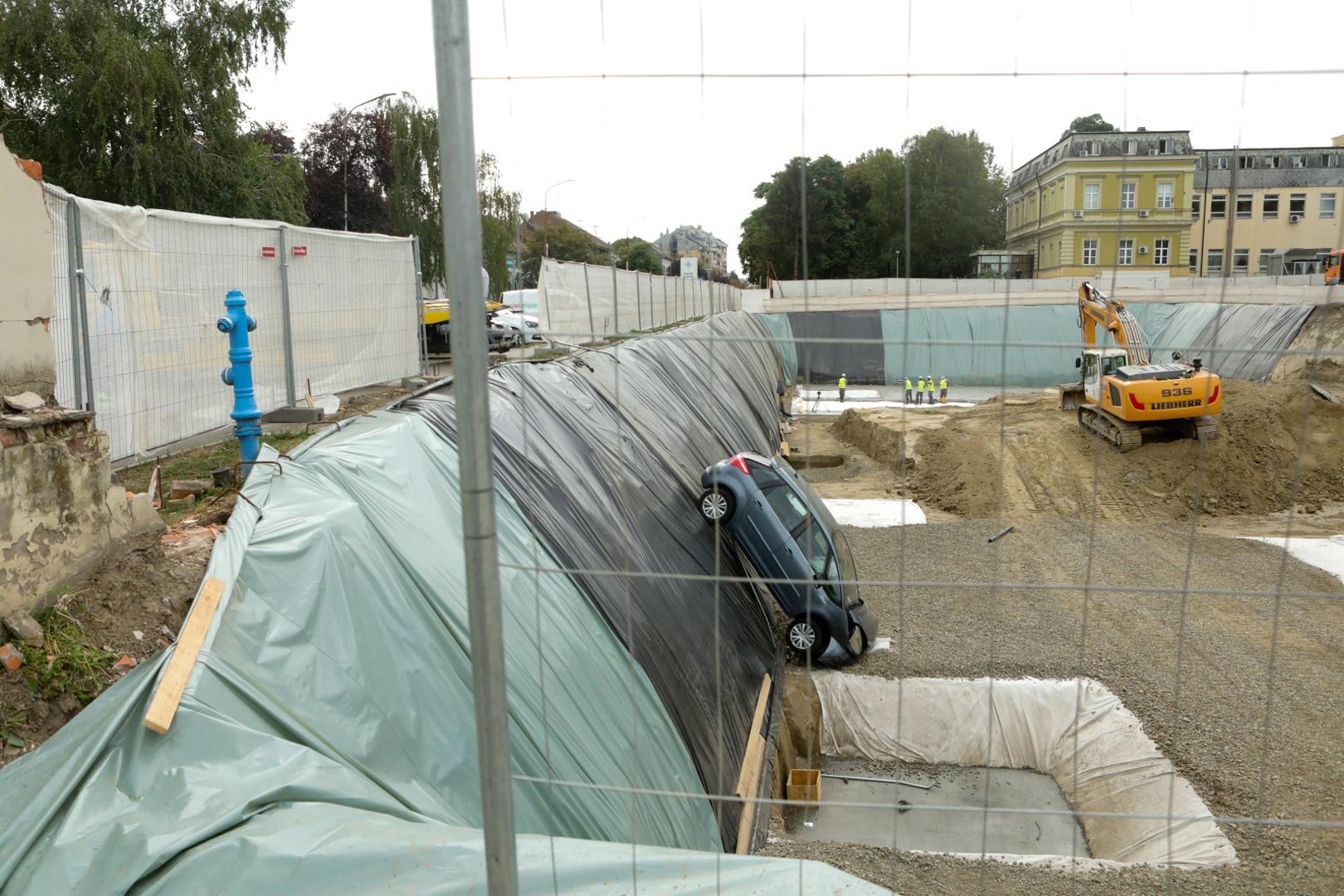 17.09.2021., Osijek - Vozacica osobnog automobila pri pokusaju parkiranja na istocni parking KBC Osijek, izgubila je kontrolu nad vozilom te probila zastitnu ogradu i upala u rupu na gradilistu. Photo: Dubravka Petric/PIXSELL