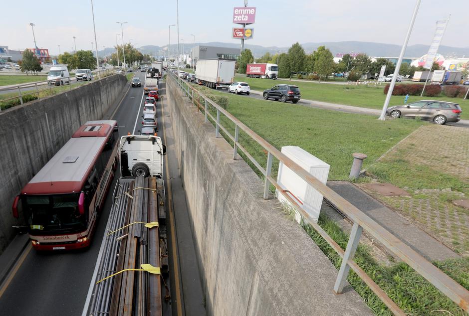 Zagreb: Zbog zatvorenog djela autoceste A2 stvaraju se gužve na Škorpikovoj