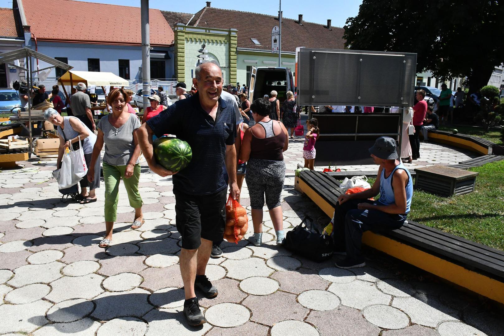 01.08.2024., Virovitica - Podravski povrtlari besplatno su od 14 sati na virovitickom Trgu kralja Tomislava dijelili povrce zainteresiranim gradjanima u znak protesta zbog nerjesavanja problema s nelojalnom konkurencijom, odnosno privilegiranja uvoznog povrca na trzistu. Photo: Ivica Galovic/PIXSELL