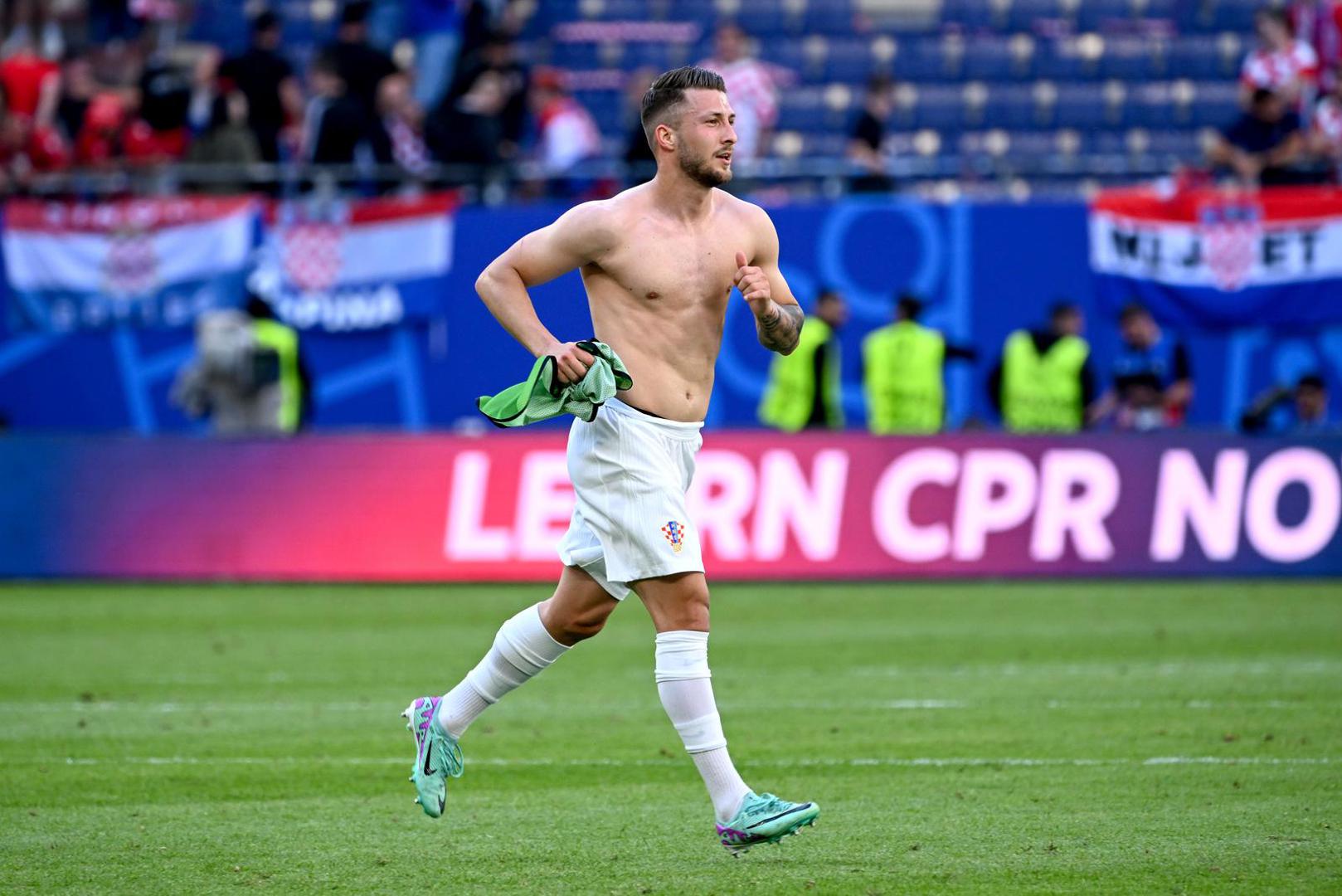 Reprezentativac Marco Pašalić nakon utakmice je odmah potrčao prema tribinama i skinuo dres.