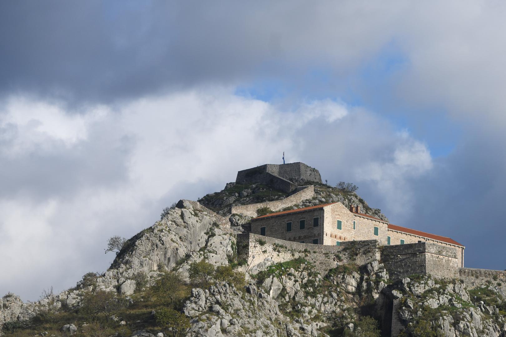 Najvažnije, sa svih se sedam rijeka u kraljevskom gradu, vidi – kninska tvrđava.