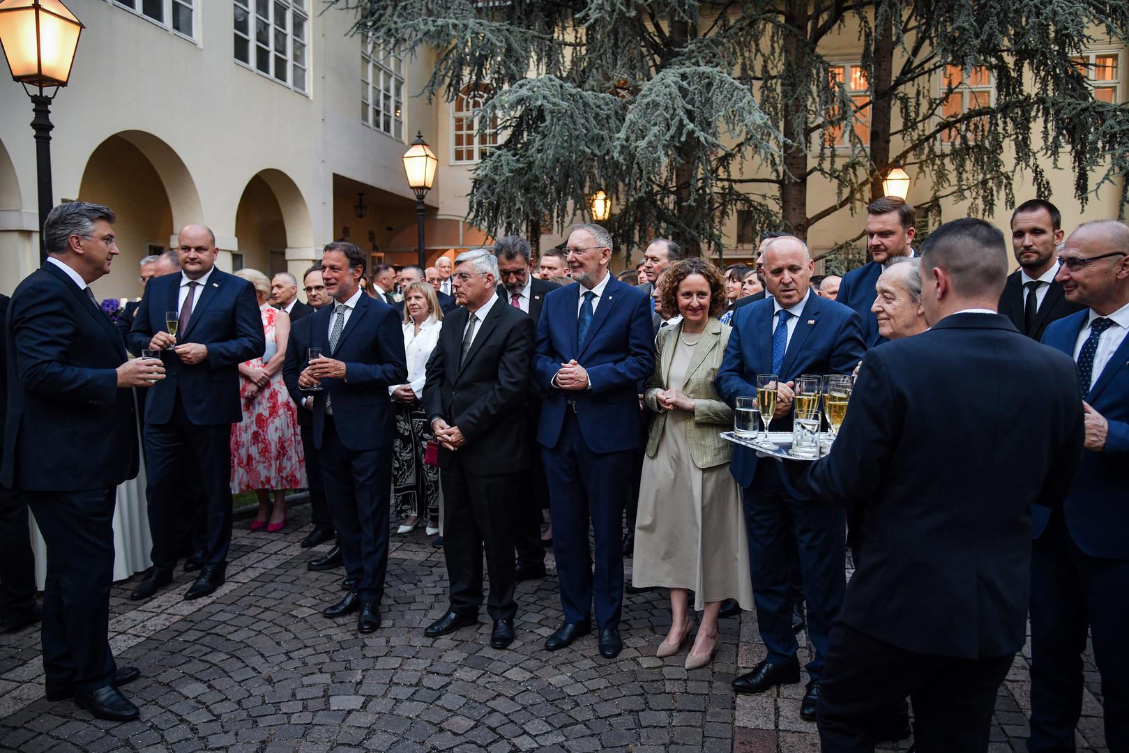 U povodu obilježavanja 11. obljetnice hrvatskog članstva u Europskoj uniji, predsjednik Vlade Andrej Plenković bio je domaćin svečanog primanja u Banskim dvorima. Druženje se održalo 3. srpnja u 20:15, a skupili su se brojni poznati gosti.