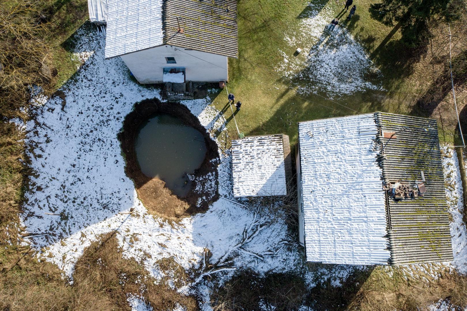 Na području sela Mečenčani u potresom teško pogođenoj Sisačko-moslavačkoj županiji pojavile su se rupe koje predstavljaju opasnost za tamošnje stanovništvo. 