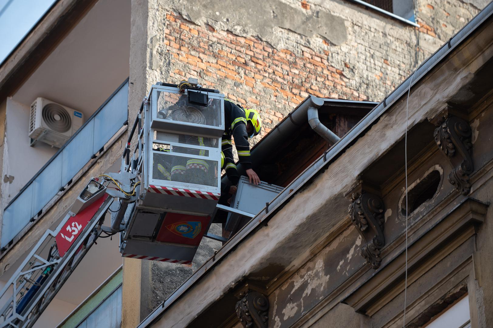 Vatrogasci su pomoću visinskog vozila spašavali jednog čovjeka s balkona gorućeg stana u Palmotićevoj ulici u samom centru Zagreba, spriječivši tako moguće veće tragedije.