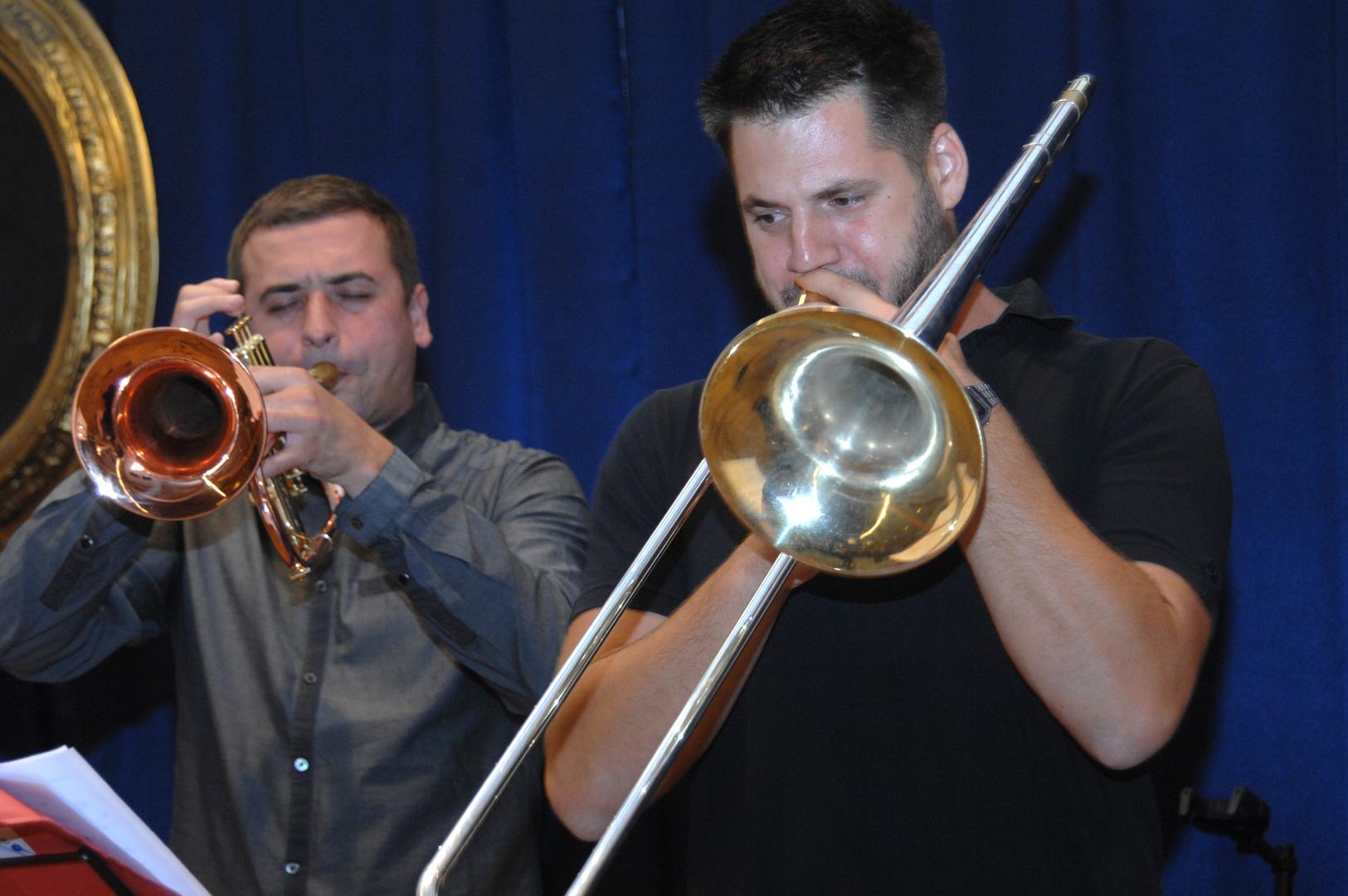 27.09.2014., Bjelovar - Jazz sekstet B's FUNstallation u Gradskom muzeju odrzao svoj prvi koncert pred bjelovarskom publikom. Predvodjeni trubacem Zvonimirom Bajevicem i trombonistom Mironom Hauserom (brat poznatog violoncelista Stjepana Hausera iz 2Cellos) izveli su uglavnom autorske stvari, a sjajnim su nastupom odusevili poklonike jazz glazbe. Inace, koncert je odrzan u sklopu obiljezavanja Dana grada Bjelovara i bjelovarskih branitelja.  "nPhoto: Damir Spehar/PIXSELL                                 