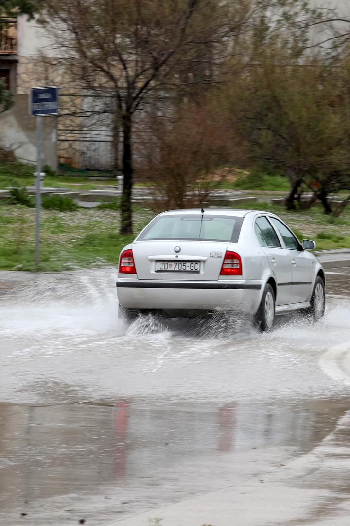 11.03.2024., Zadar - U Zadru je palo 164 litre kise po cetvronom metru u zadnja 24 sata. To predstavlja rekordnu kolicinu na toj mjernoj postaji u ozujku otkad postoje mjerenja. Do sad je evidentirana 21 tehnicka intervencija, u tijeku ih je 12, a nove dojave gradjana neprestano stizu. Photo: Sime Zelic/PIXSELL