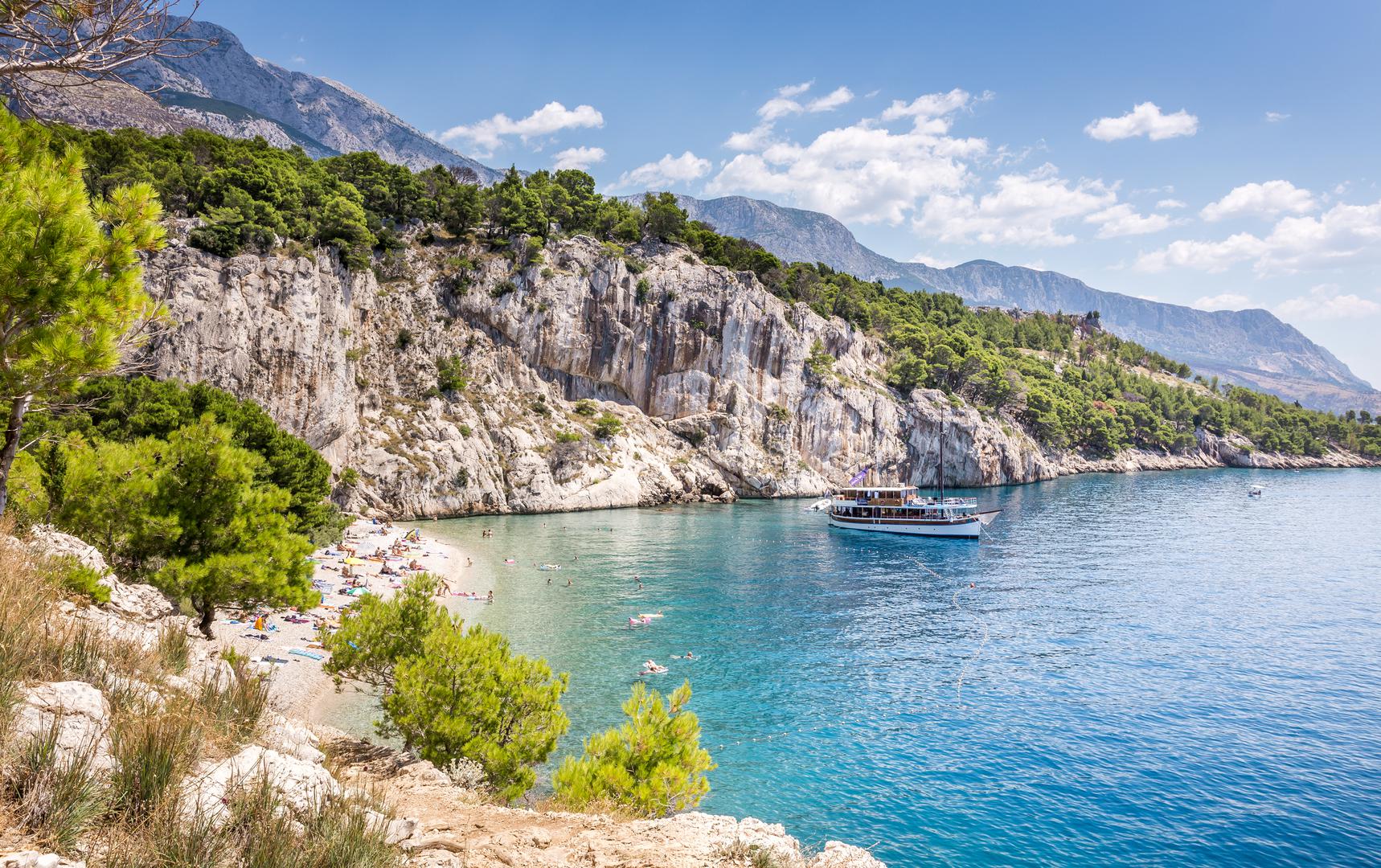 Nugal, Makarska rivijera: Skrovita plaža posljednjih nekoliko godina privlači sve više pažnje domaćih i stranih turista. Okružena liticama i šumom, ova šljunčana i pomalo izolirana plaža omiljena je među naturistima jer im pruža privatnost