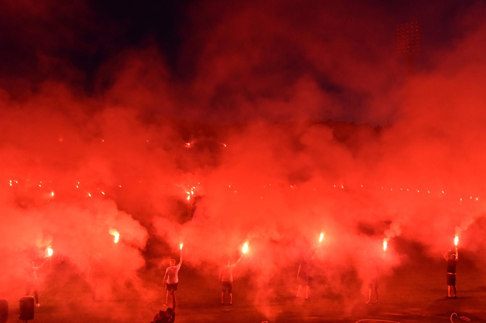 Navijači su bakljama okružili teren, a u sredini istog ispisali slova 'Š' i 'F', tako su proslavili i svoj 37. rođendan