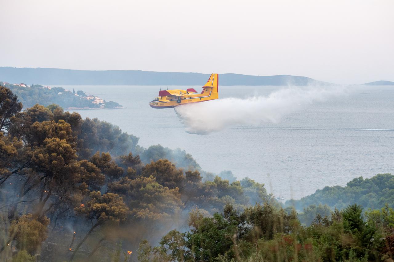 U blizini Trogira izbio požar, u gašenju pomažu i tri protupožarna aviona