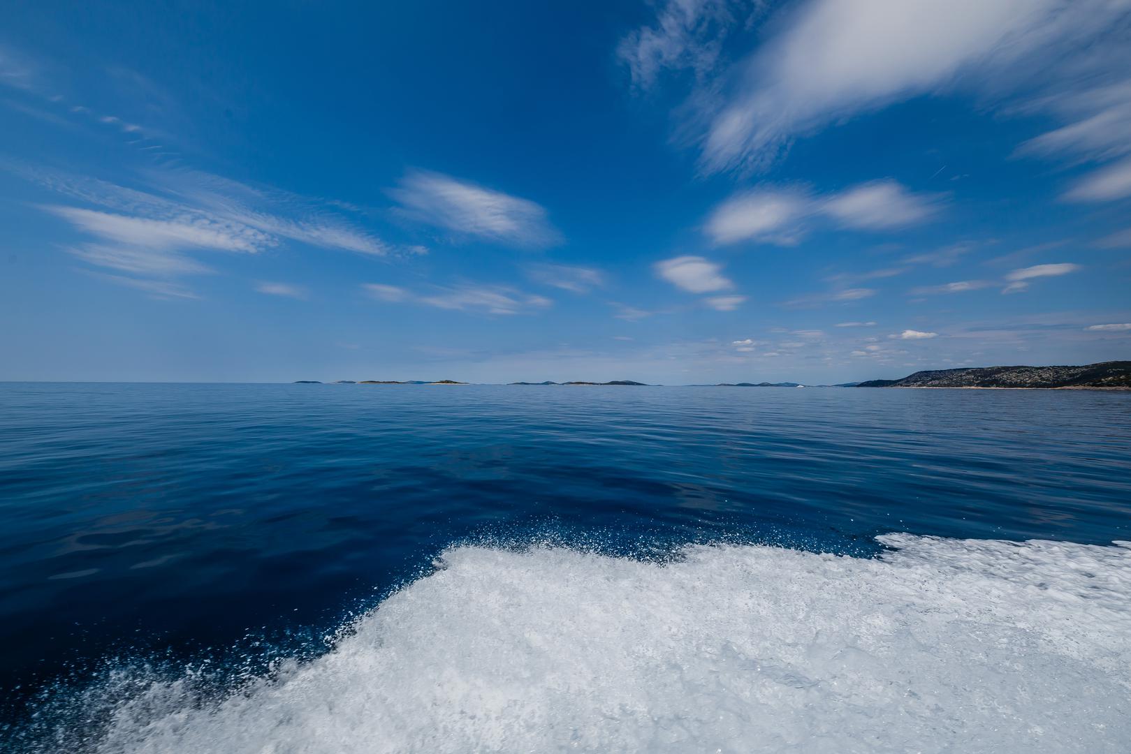 Kristalno čisto Jadransko more s više od tisuću otoka prvi je i najprepoznatljiviji simbol Hrvatske u svijetu. Posebno se ističu otoci poput Hvara, koji je poznat kao najsunčaniji otok na Jadranu s preko 2.700 sunčanih sati godišnje, te Brač sa svojom svjetski poznatom plažom Zlatni rat.