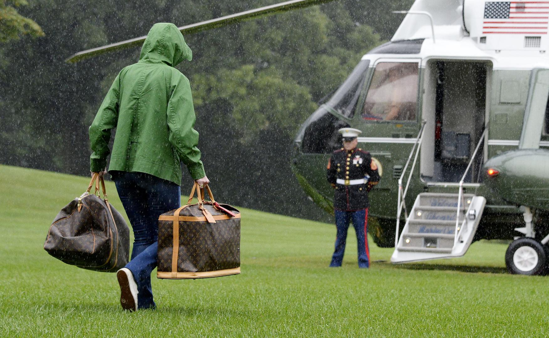 Na slikama koje su snimljene dok Melania i Donald Trump napuštaju Bijelu kuću i odlaze u Teksas vide se i njihove putne torbe Louis Vuitton čije se cijene kreću od 2000 do 4000 dolara.