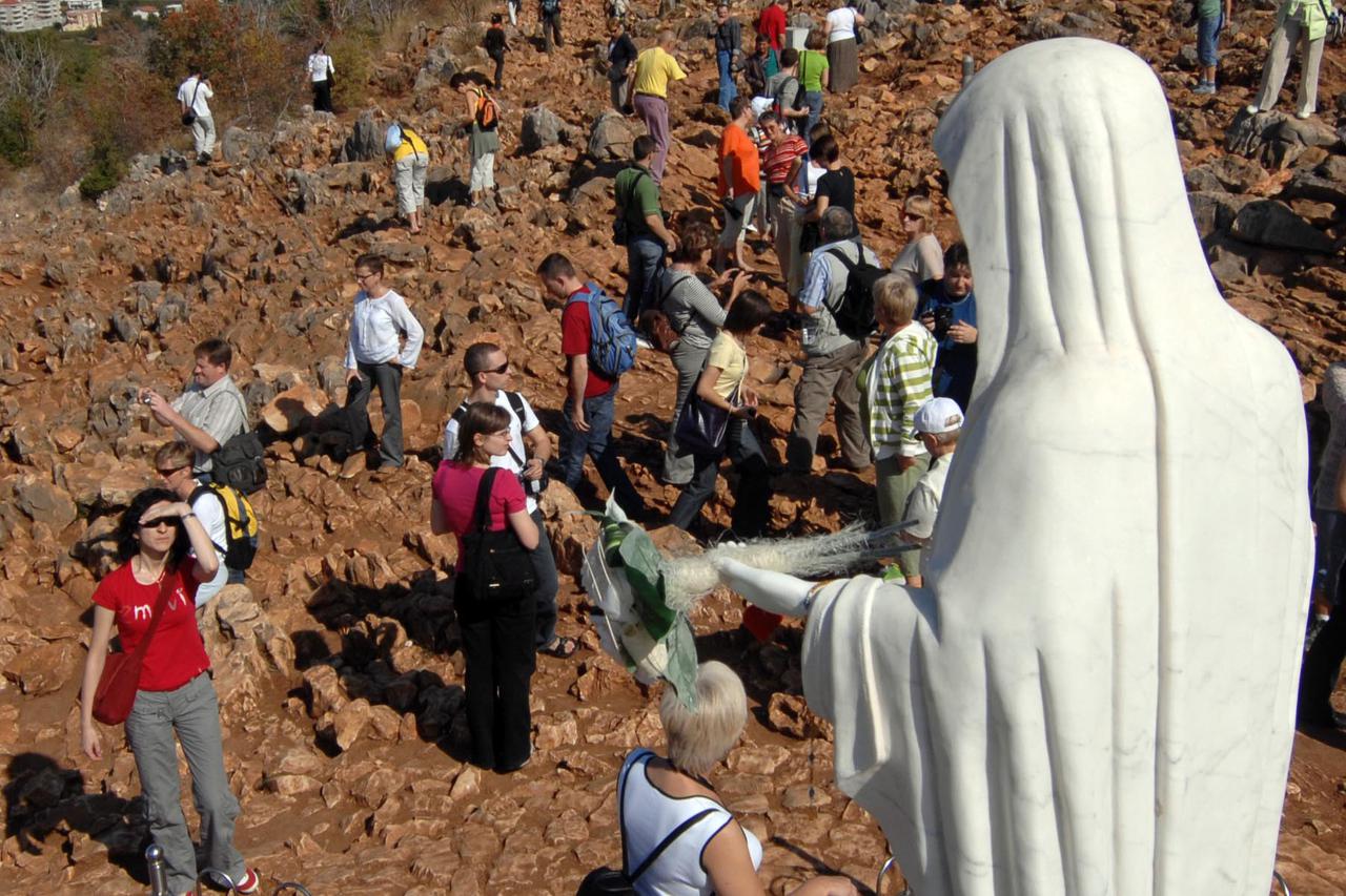 23. 09. 2008., Medjugorje, BiH - Gospin kip je obnovljen, postavljeni su nova ruka i dio nosa koji je nepoznati pocinitelj otkinuo prije mjesec dana. Hodocasnici stavljaju cvijece i krunice na brdo Bijakovici. Photo: Zoran Grizelj/Vecernji list