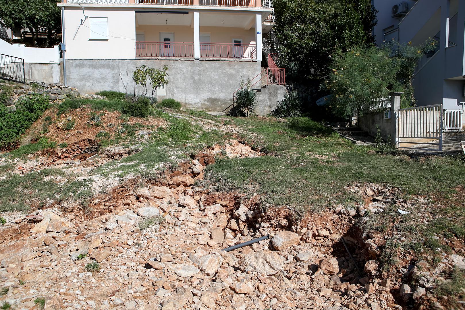 Voda je podigla asfalt, a oborinske bujice spustile su se s gornjih dijelova Kruševa prema najnižim točkama, posebno pogođenoj Mekoj Dragi. 