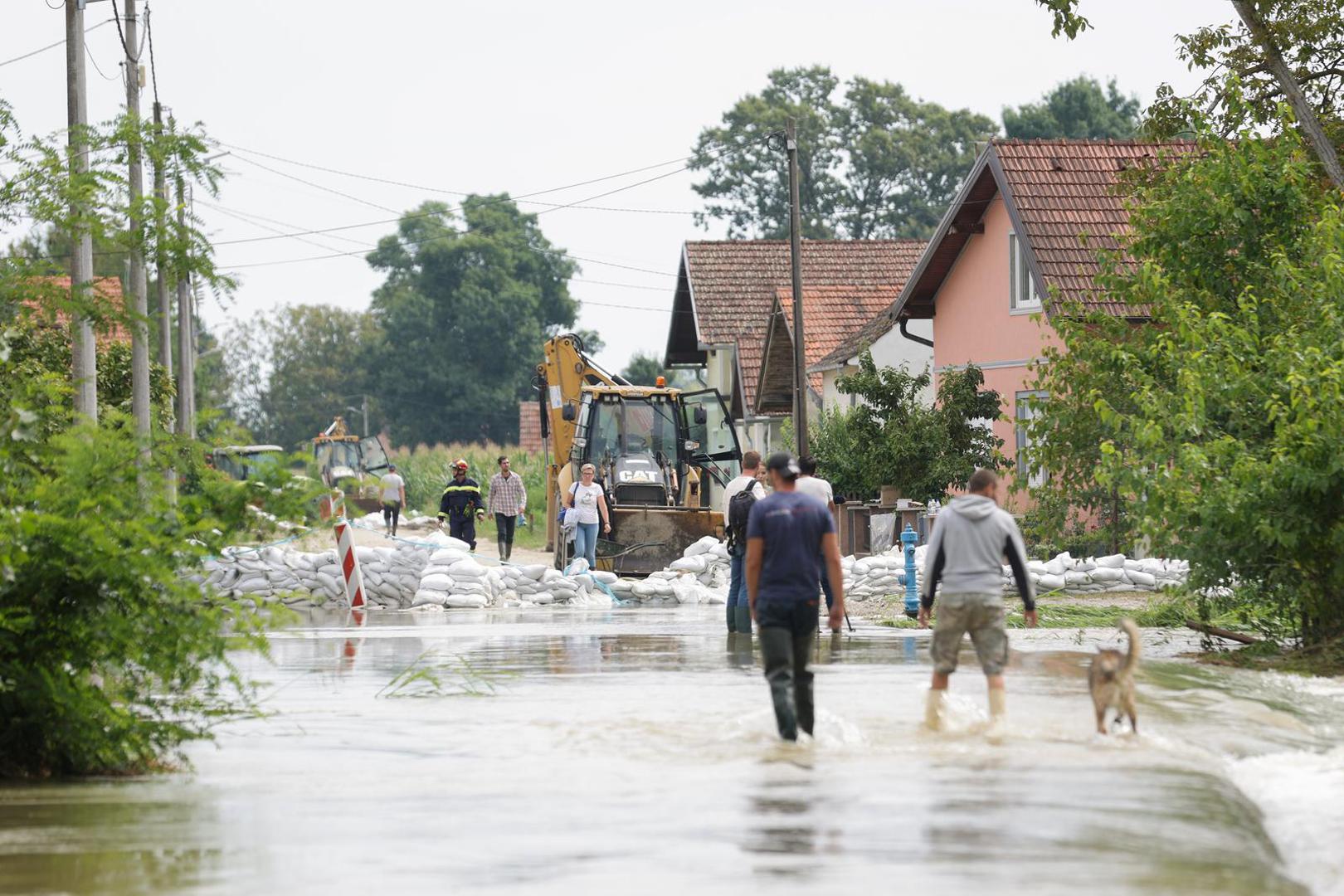 09.08.2023., Drnje - U naselju Drnje voda se povlaci iz kuca i dvorista. Photo: Luka Stanzl/PIXSELL