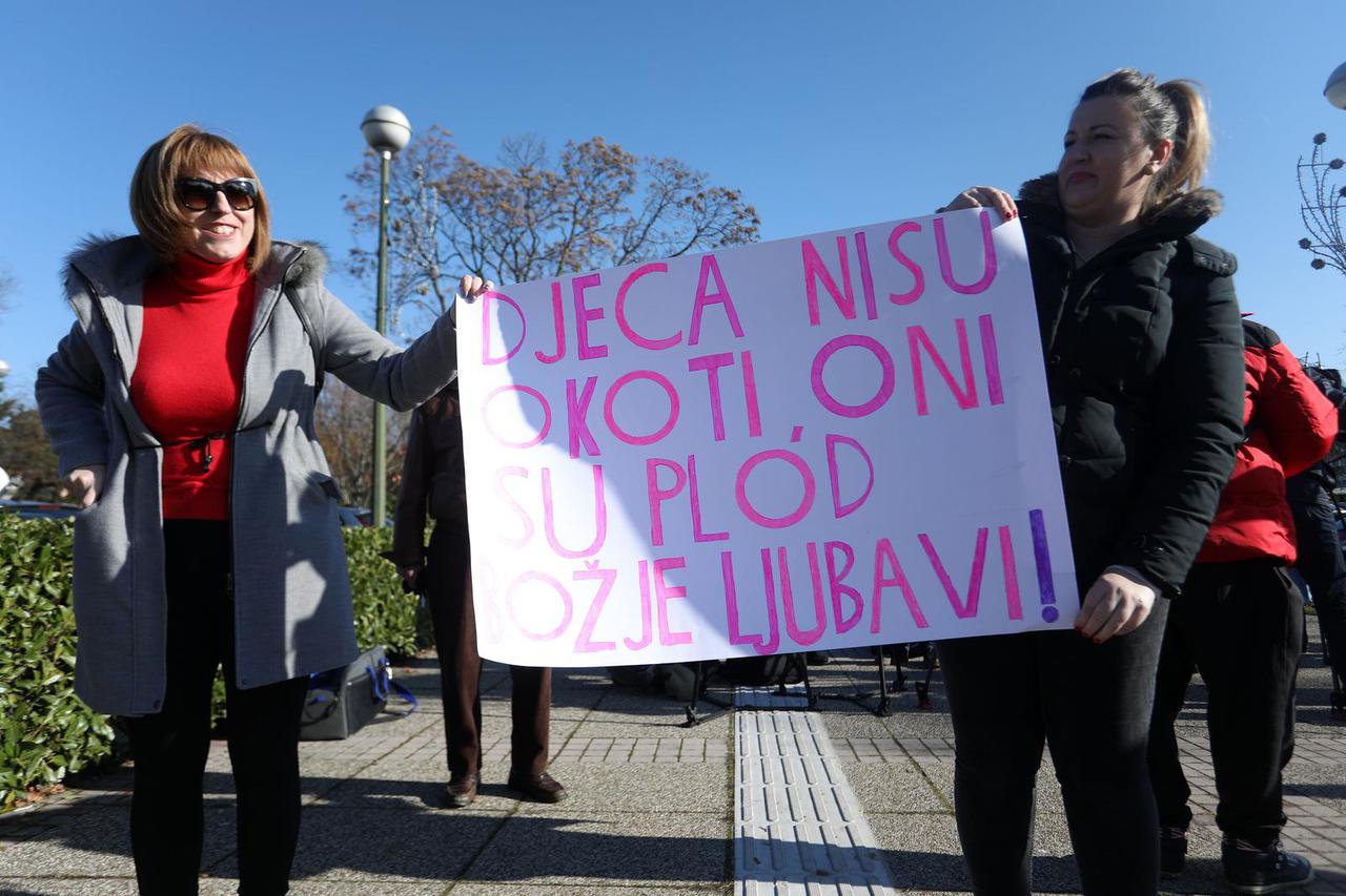 Zagreb: Prosvjed majki odgojiteljica ispred Poglavarstva grada