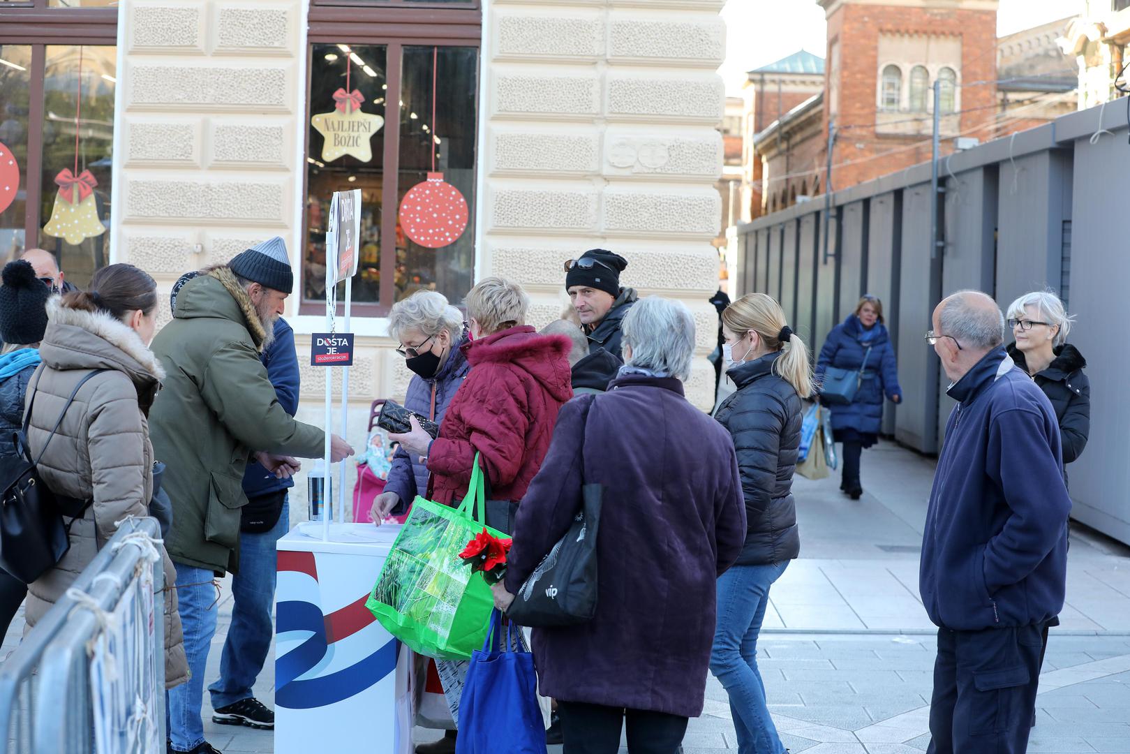 04.12.2021., Rijeka - Zapocelo je prikupljanje potpisa za raspisivanje referenduma protiv COVID potvrda i drugih protupandemijskih mjera i protiv Stozera. Akciju su pokrenuli Mostovci. U Rijeci se potpisi prikupljaju na KOrzu i gradskoj trznici.
Photo: Goran Kovacic/PIXSELL