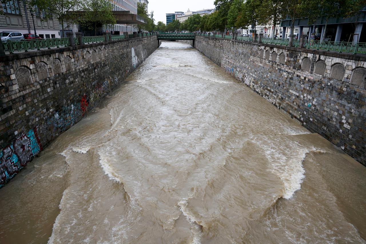 Zagreb: Kratkotrajan jak pljusak zahvatio centar grada