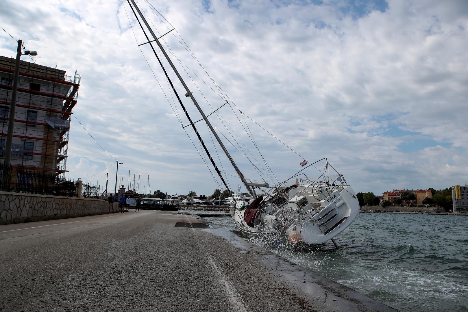 08.08.2024., Zadar - Nakon nevremena koje je nocas pogodilo Zadar nasukala se jedrilica. Photo: Sime Zelic/PIXSELL